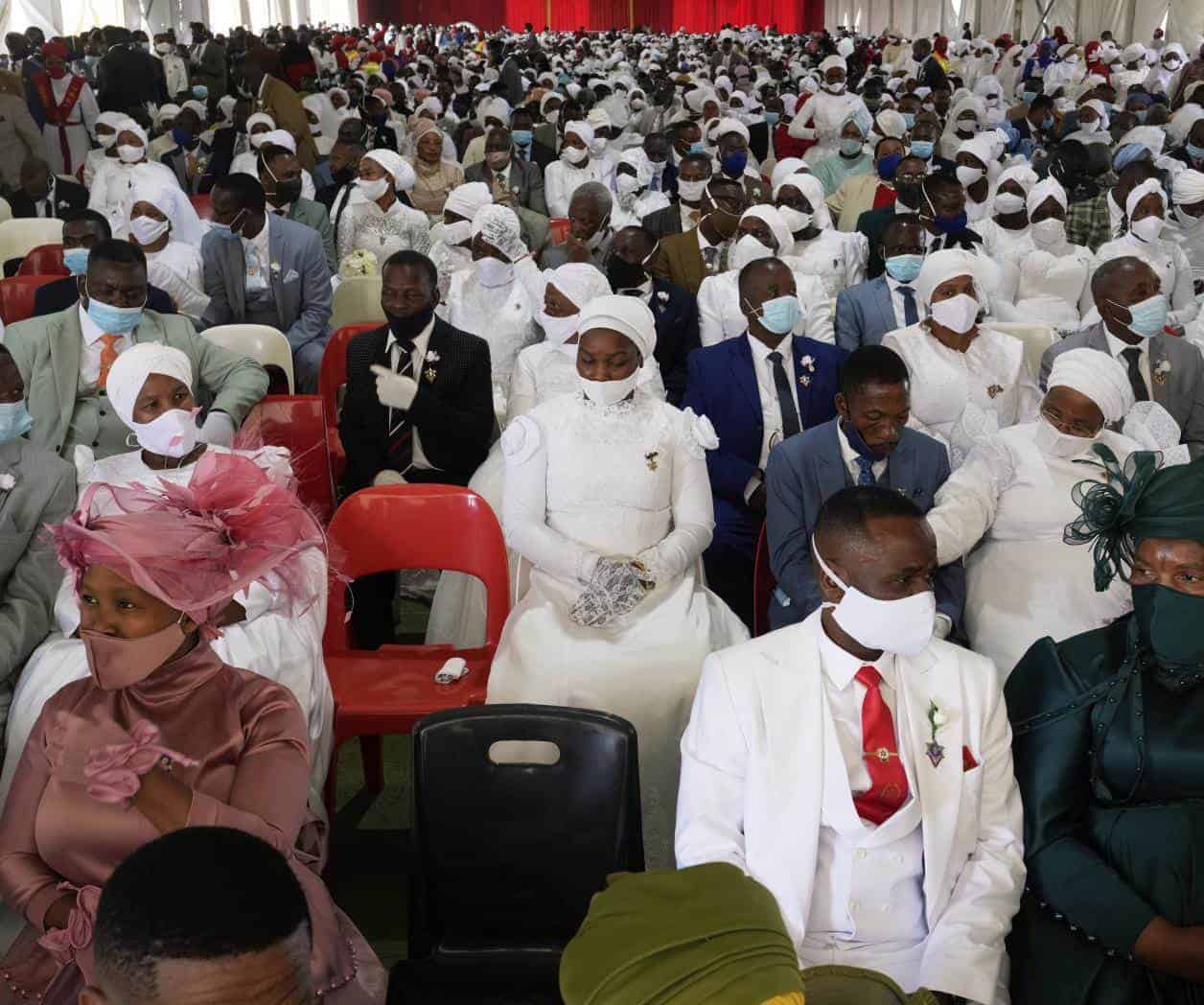 Iglesia pentecostal en Sudáfrica celebra boda masiva de Pascua de 3.000 personas, algunas polígamas