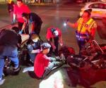 Se ‘estampa’ moto con tres a bordo contra bus