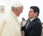 El emotivo encuentro entre Maradona y el Papa