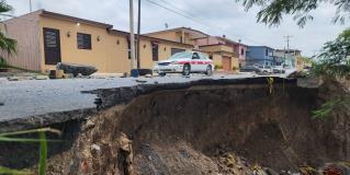 Familias de la Ferrocarril Poniente piden se atienda enorme socavón que apareció en la lateral norte del canal Anzaldúas