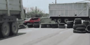 Decenas de comerciantes de vehículos bloquearon el kilómetro 201 de la carretera federal #Victoria - #Matamoros,