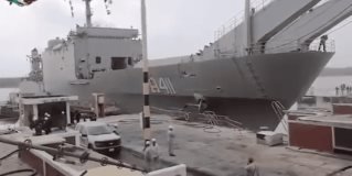 El buque ARM Papaloapan de la Marina chocó accidentalmente contra el dique seco de Pemex en Ciudad Madero durante una maniobra.