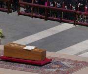 Poderosos y humildes despiden a Francisco en un funeral donde es recordado como el papa del pueblo