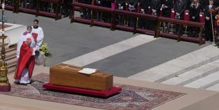 Poderosos y humildes despiden a Francisco en un funeral donde es recordado como el papa del pueblo