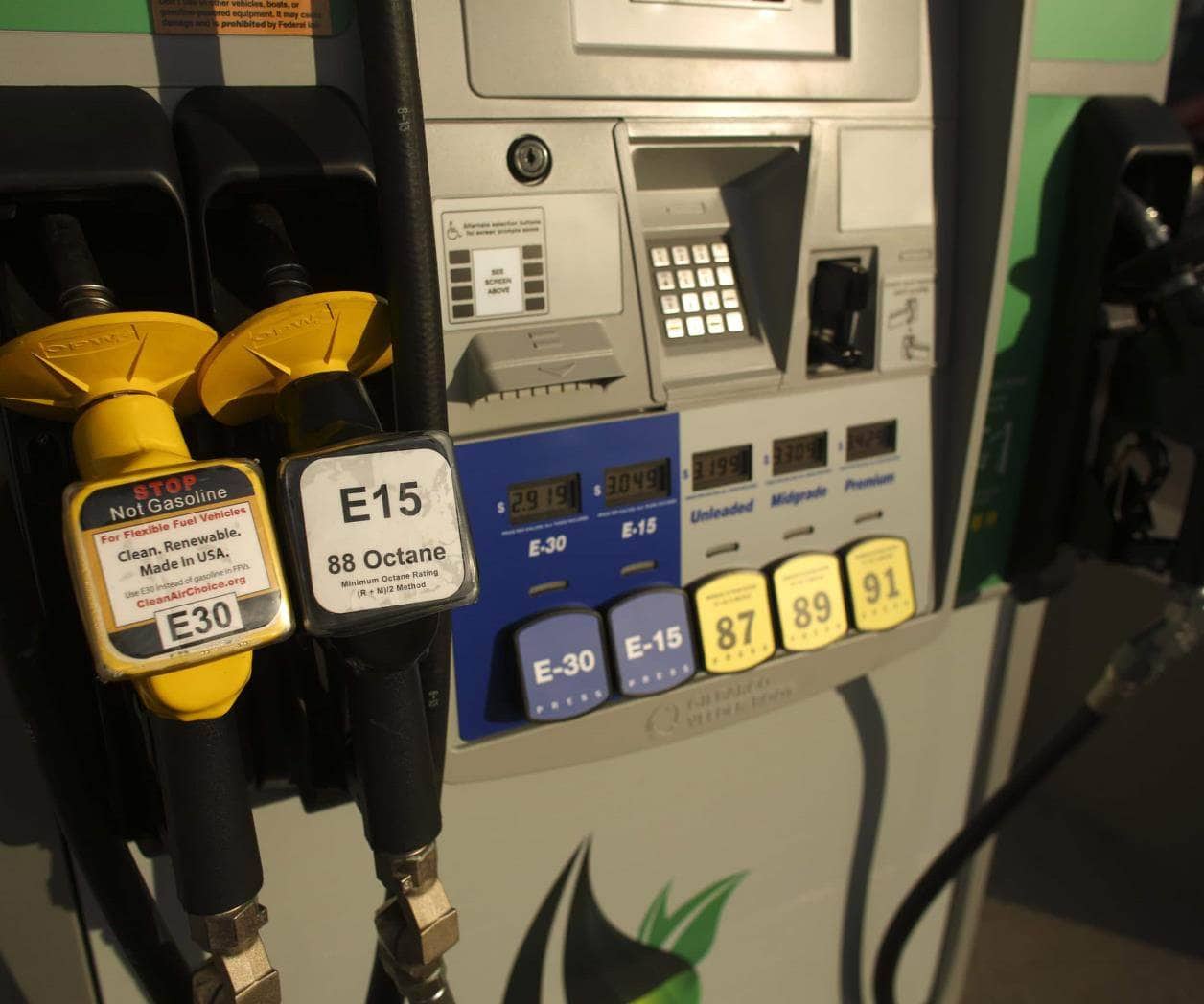 Permitirán venta de gasolina E15