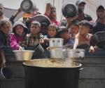 Niños y adultos desesperados en Gaza pasan apuros para conseguir comida por bloqueo de Israel