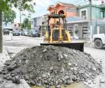 Piden precaución a conductores: Llega bacheo a La Suateña