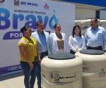 Entrega municipio tinacos a familias