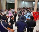 Los festejan en grande:Regalan desde autos a laptops a maestros
