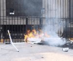 Arma CNTE quemas afuera de Segob... y van al Senado