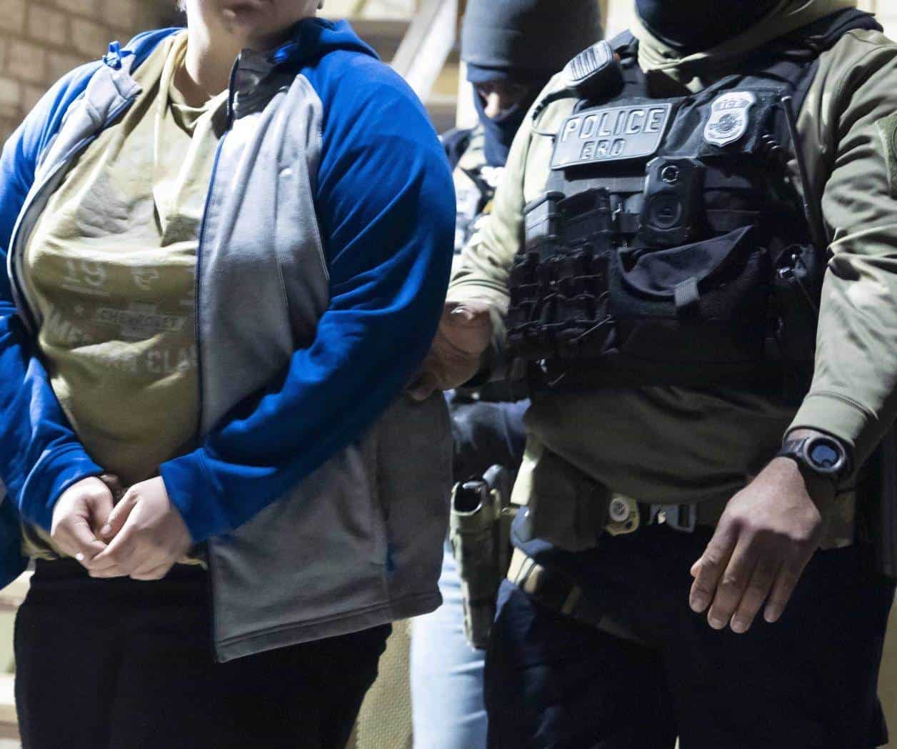 Gobierno de EEUU libera a personas a albergues a los que amenazó por ayudar a migrantes