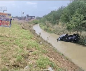 Se registra un accidente vehicular en donde una camioneta termina en el interior del caudal de un canal de riego en la ciudad de Reynosa Tamaulipas