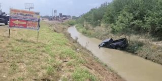 Se registra un accidente vehicular en donde una camioneta termina en el interior del caudal de un canal de riego en la ciudad de Reynosa Tamaulipas