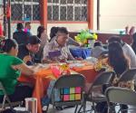 Fiesta retro en Escuela Lauro Aguirre celebra a mamás y papás con bailes