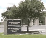 Detienen a tres inmigrantes frente a tribunal