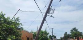 Reportan poste a punto de caer