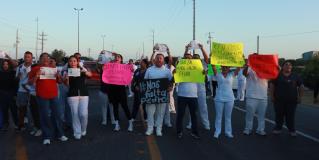 Bloquean empleados del IMSS carretera a San Fernando para exigir búsqueda de compañero desaparecido.