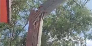 Vecinos Reportan poste caido autoridades competentes no se han acercado al lugar.