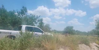 Autoridades investigadoras se encuentran tomando conocimiento del hallazgo del cadáver de un hombre en un terreno baldío ubicado en el fraccionamiento Villarreal de la ciudad de Reynosa Tamaulipas.