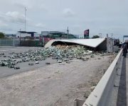 Se registra una volcadura de un trailer en el libramiento del Puente Internacional Pharr-Reynosa.