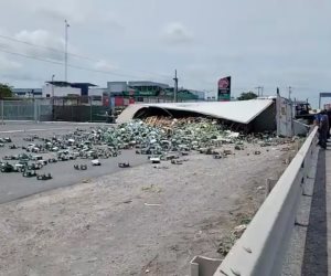 Se registra una volcadura de un trailer en el libramiento del Puente Internacional Pharr-Reynosa.