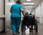 Texas mantiene ilegalmente a personas con discapacidad en hogares de ancianos: Juez
