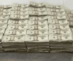 Descubren en un auto más de 815 mil dólares