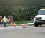Muere conductora al estrellarse en poste