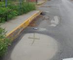Se hunde pavimento  en puente vehicular