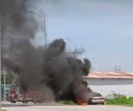 Arde vehículo en circulación