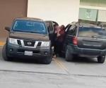 Intenta ahorcar  a mujer afuera de farmacia