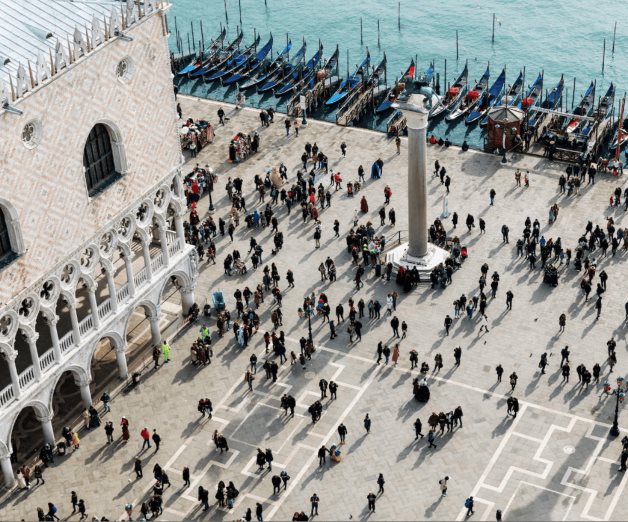 Venecia, a pesar de todo: libros para entender cómo sobrevive la ciudad más enigmática del mundo