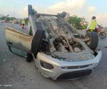 Sufre volcadura en puente Monte Alto