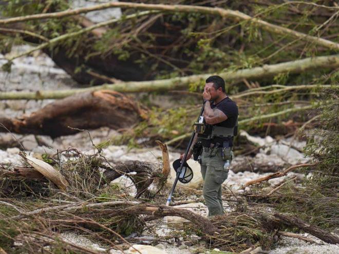 11 campistas y un guía de campamento siguen desaparecidos tras inundaciones en Texas 11 campistas y un guía de campamento siguen desaparecidos tras inundaciones en Texas