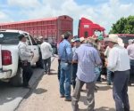 Agropecuarios de Tamaulipas, bloquean la carretera federal Victoria-Matamoros en el kilómetro 201