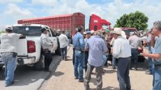 Agropecuarios de Tamaulipas, bloquean la carretera federal Victoria-Matamoros en el kilómetro 201">