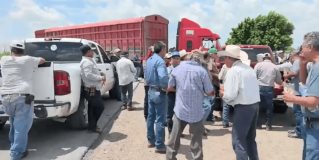 Agropecuarios de Tamaulipas, bloquean la carretera federal Victoria-Matamoros en el kilómetro 201