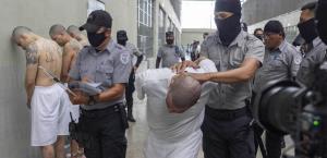 Migrantes deportados a prisión salvadoreña, bajo control de EU
