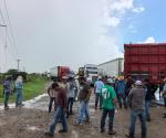 Sigue el bloqueo en la Victoria–Matamoros; más de 24 horas de protesta por el precio del sorgo. Largas filas, rutas cerradas y pasajeros varados marcan el segundo día de tensión en #SanFernando.
