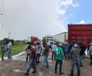 Sigue el bloqueo en la Victoria–Matamoros; más de 24 horas de protesta por el precio del sorgo. Largas filas, rutas cerradas y pasajeros varados marcan el segundo día de tensión en #SanFernando.