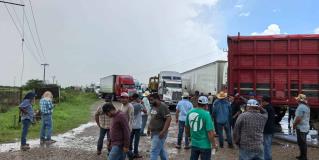 Sigue el bloqueo en la Victoria–Matamoros; más de 24 horas de protesta por el precio del sorgo. Largas filas, rutas cerradas y pasajeros varados marcan el segundo día de tensión en #SanFernando.