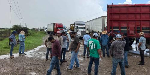Sigue el bloqueo en la Victoria–Matamoros; más de 24 horas de protesta por el precio del sorgo. Largas filas, rutas cerradas y pasajeros varados marcan el segundo día de tensión en #SanFernando.