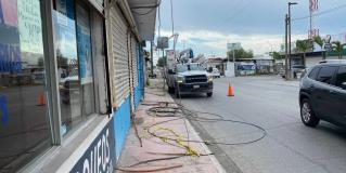 Un vehículo de quinta rueda provoco un severo daño en el sistema de cableado que suministra de energía eléctrica en a calle Praxedis Balboa