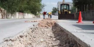 Vecinos tapan por su cuenta obra inconclusa que afectan el tránsito diario en la calle, Camino Real.