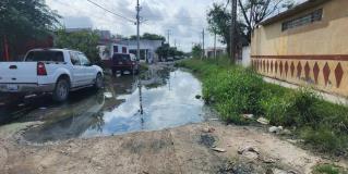 Desde hace aproximadamente cuatro años una Alcantarilla sigue expulsando aguas negras de manera constante.