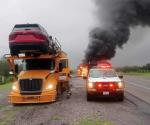 Se incendia remolque de tráiler en carretera Llera–Tula