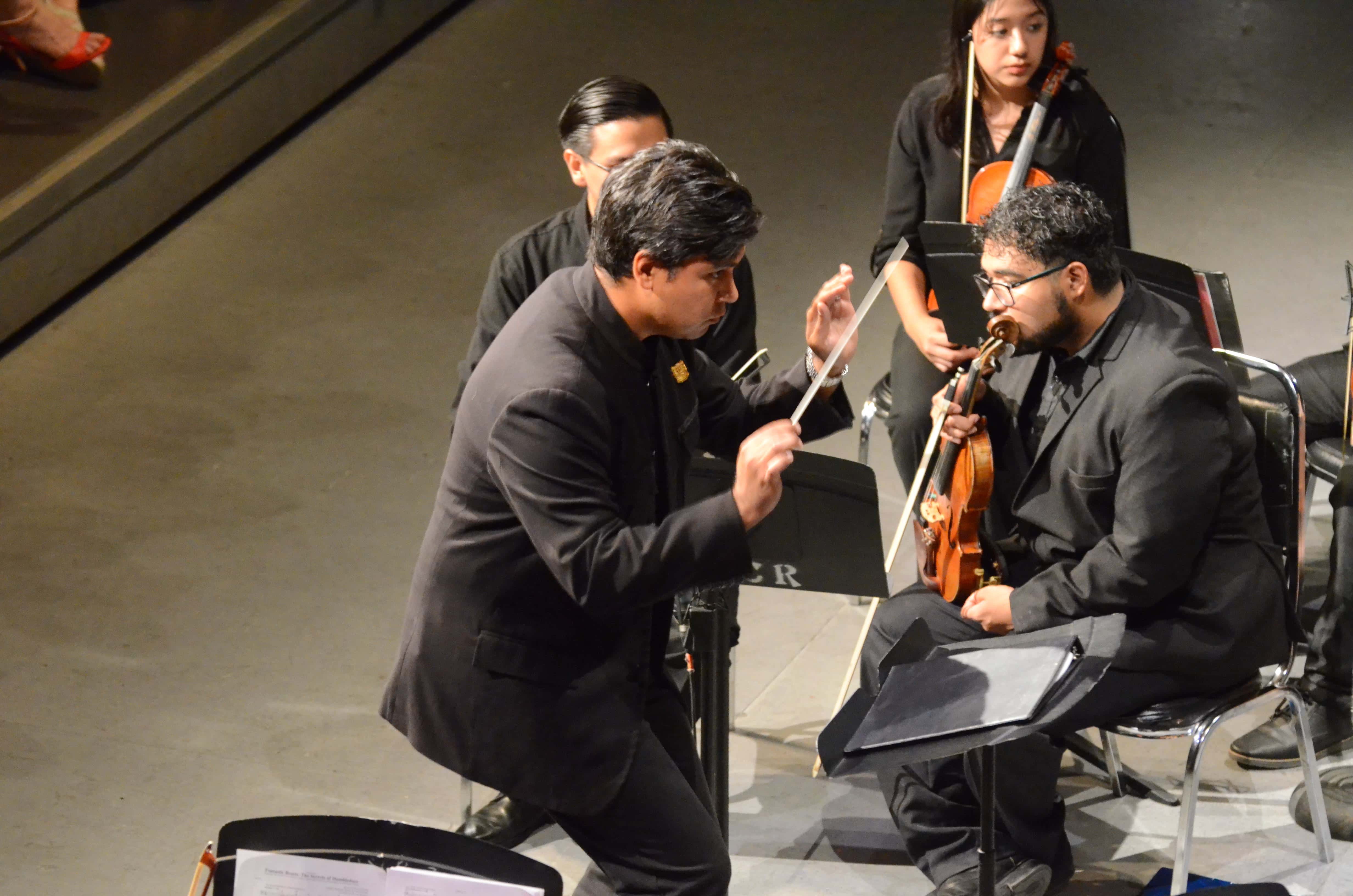 El director José Luis Hernández Estrada, en cada movimiento de su batuta muestra su pasión musical.