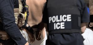 Sentencia juez a dos por contrabando de migrantes