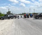 Productores de Sorgo Bloquean por segunda ocasión la carretera federal Victoria-Matamoros en el kilómetro 201; frente a la Bodega La Herradura del Ejido Francisco Villa del municipio de San Fernando, Tamaulipas.