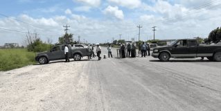 Productores de Sorgo Bloquean por segunda ocasión la carretera federal Victoria-Matamoros en el kilómetro 201; frente a la Bodega La Herradura del Ejido Francisco Villa del municipio de San Fernando, Tamaulipas.